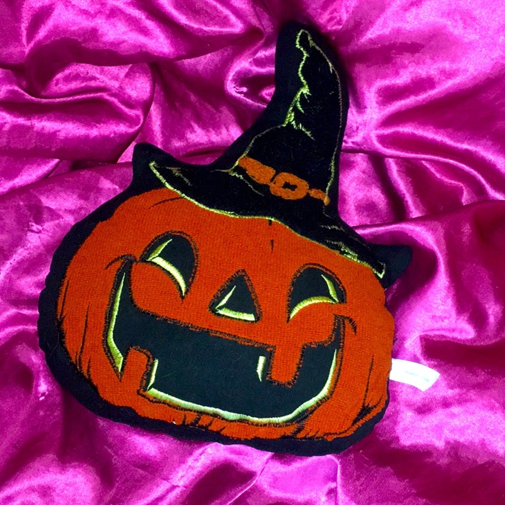 Vintage Style Halloween Pillow 🎃✨